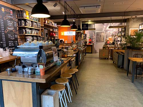 Tijdens de openingstijden zijn zowel de Kaldi Store als het café geopend! 